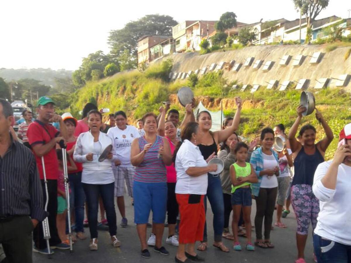 Comunidad del norte efectúa "cacerolazo" por falta de puentes peatonales