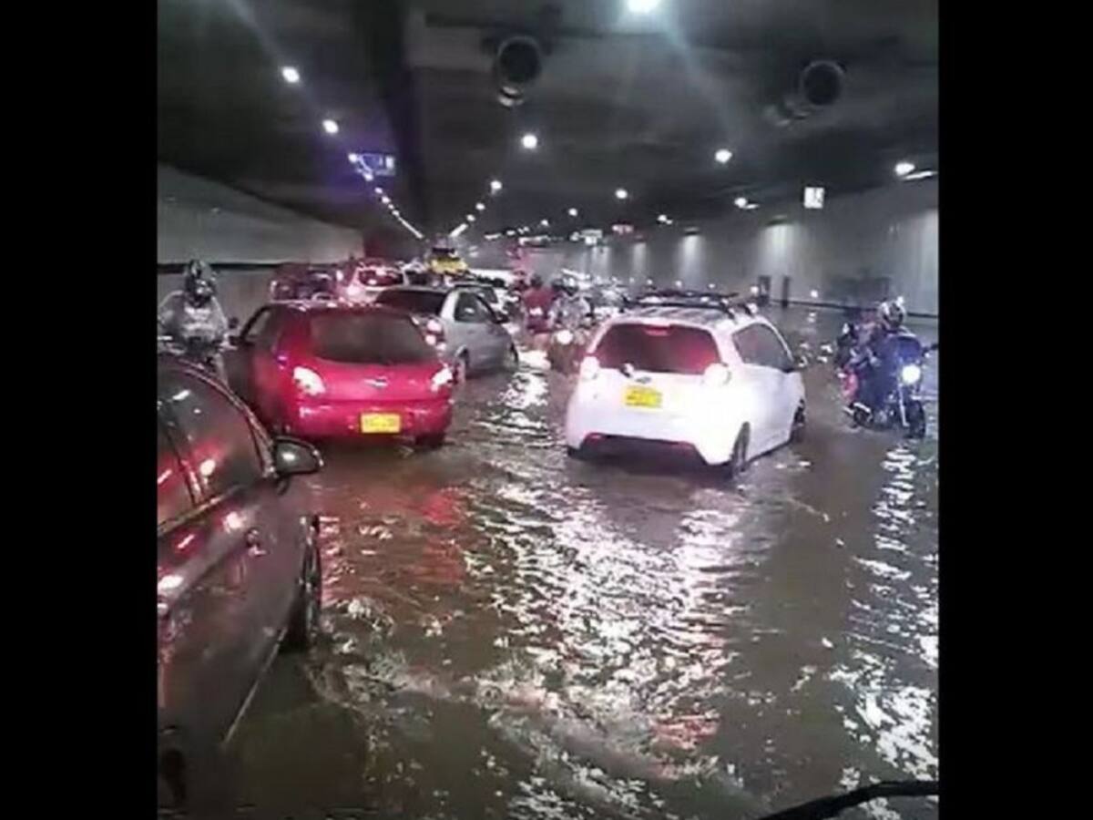 Las fuertes lluvias desbordaron el río Medellín e inundó el soterrado