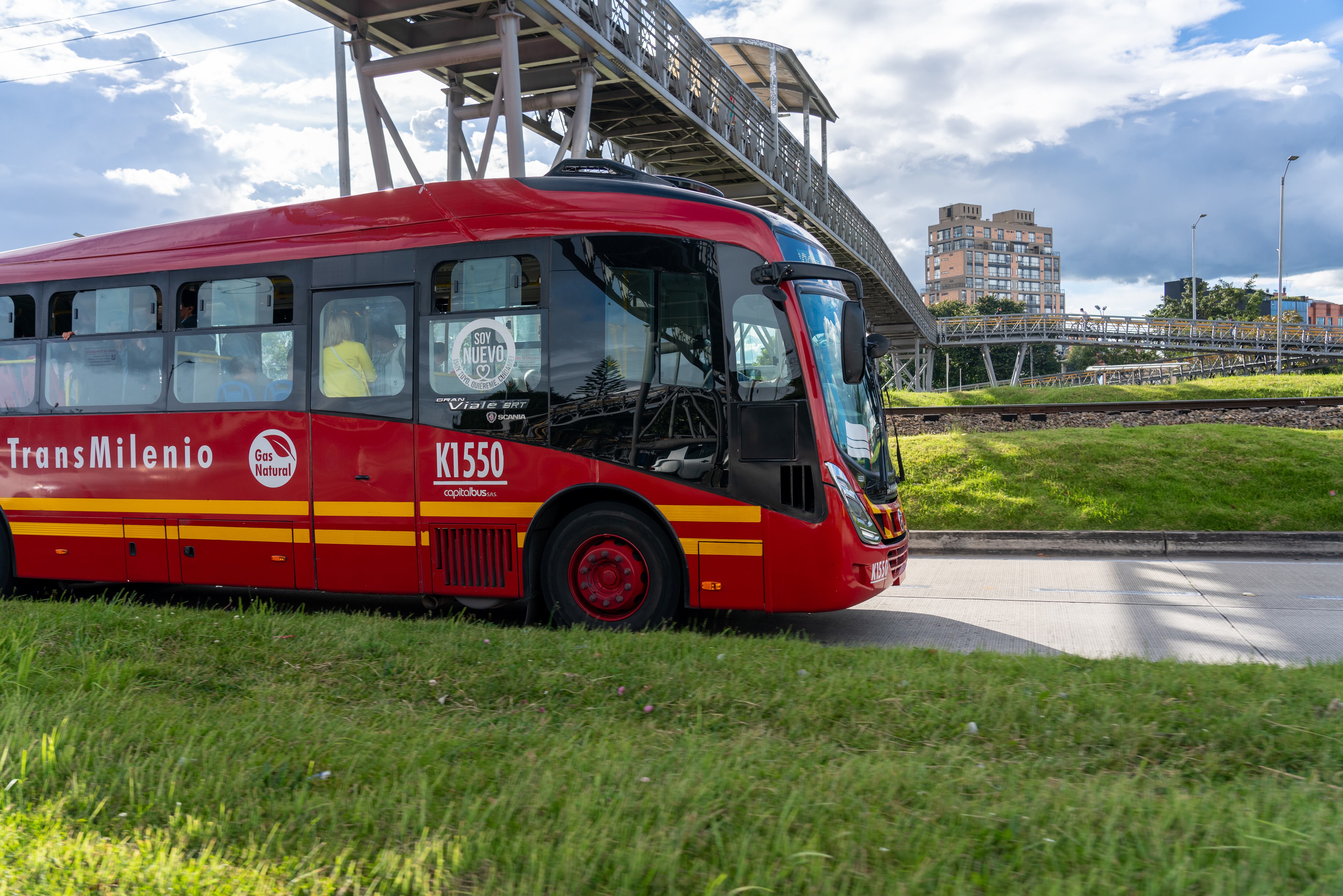 TransMilenio en una carretera de la capital colombiana. Bogotá. Foto vía Getty Images