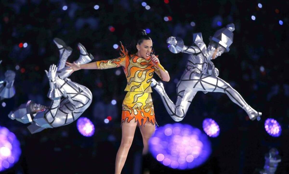 La cantante californiana mantuvo encendido el University of Phoenix Stadium en su actuación en el descanso, después de que los Patriots de Nueva Inglaterra y los Seahawks de Seattle iniciaran el incendio en el campo con una serie de jugadas que a la mitad del Super Bowl estaba empatado a 14-14.