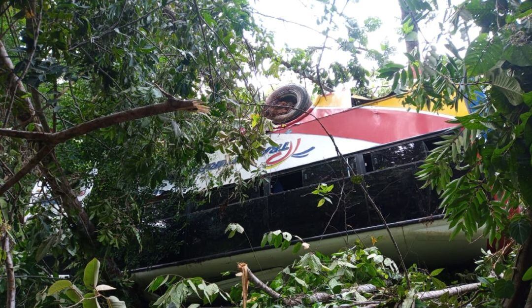 La alud de tierra sacó del camino a la buseta. 