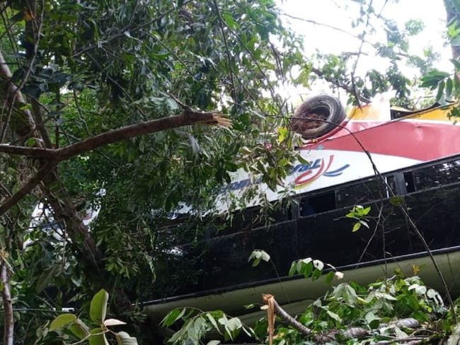 La alud de tierra sacó del camino a la buseta.