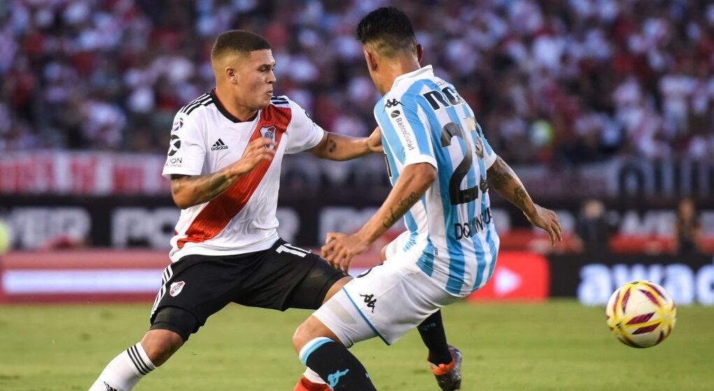 Juan Fernando Quintero durante un partido de River Plate ante Racing (Photo by Marcelo Endelli/Getty Images)