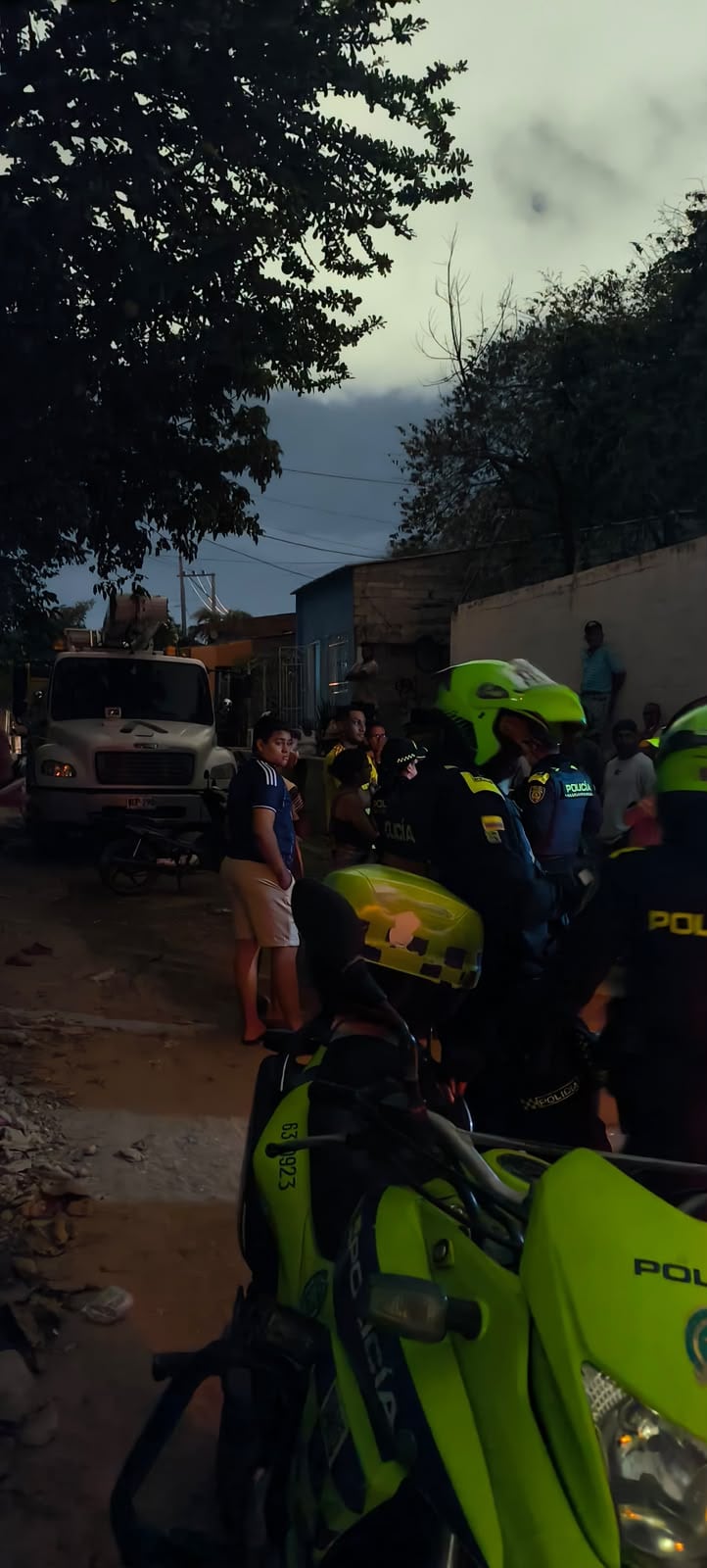 Retenidos por la comunidad operarios y equipos técnicos de Air-e  en Santa Marta. Foto: suministrada.