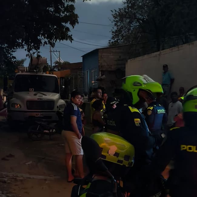Retenidos por la comunidad operarios y equipos técnicos de Air-e en Santa Marta. Foto: suministrada.