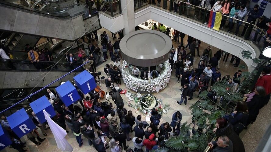 En las instalaciones del centro comercial Andino, se llevó a cabo un minuto de silencio en memoria de las víctimas del atentado perpetrado la tarde anterior. Foto: Colprensa