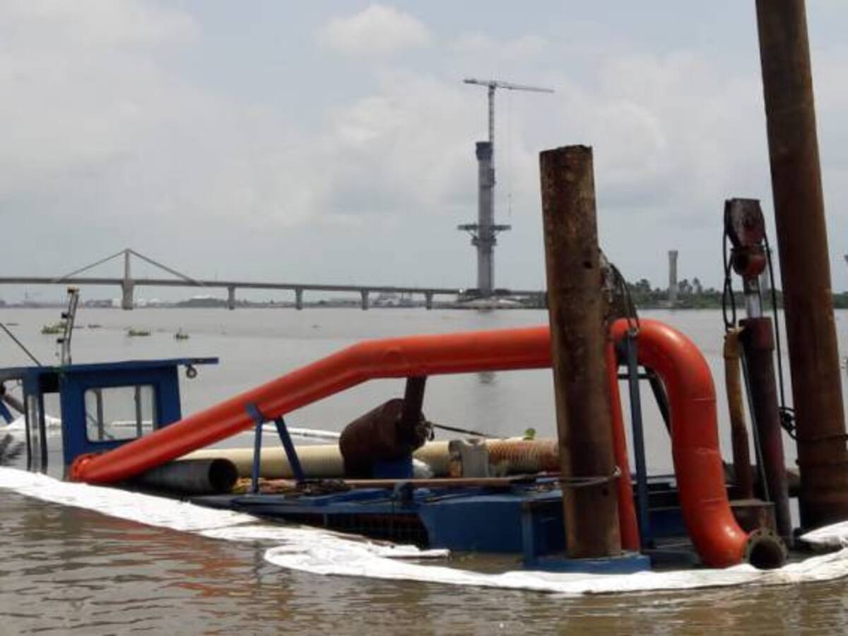 Fortalecen barreras en la draga hundida para evitar nueva contaminación
