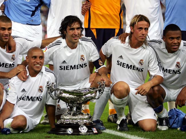 MADRID, SPAIN - AUGUST 23: (2ndL-R) Real Madrid's Roberto Carlos, Raul Gonzalez, Jose Maria Gutierrez Hernandez and Julio Baptista pose with the Santiago Bernabeu trophy after beating a U.S. Major League Soccer all-star selection 5-0 at the Bernabeu on August 23, 2005 in Madrid, Spain. (Photo by Denis Doyle/Getty Images)