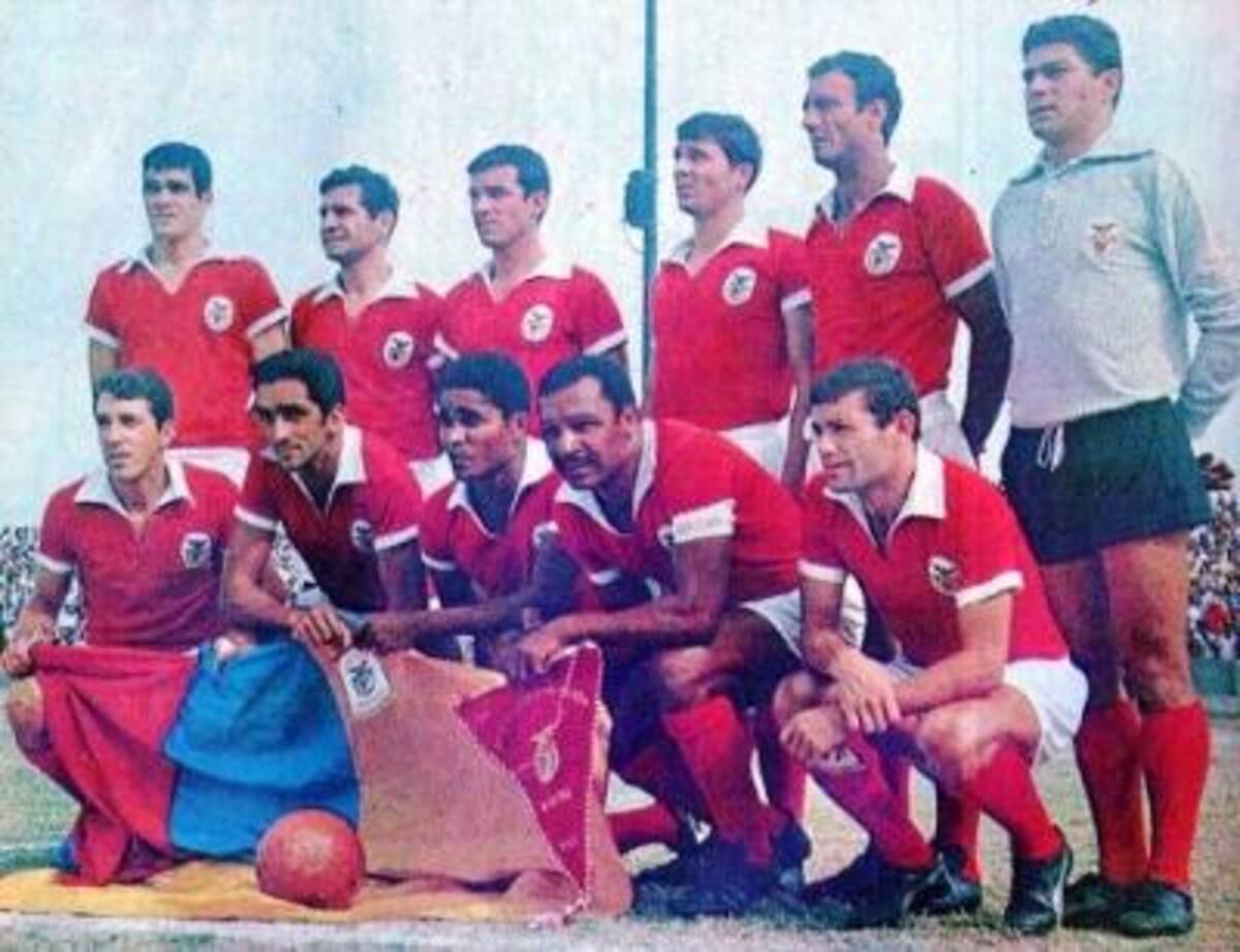 BÉNFICA DE PORTUGAL EN BARRANQUILLAARRIBA IZQ-DER: Hénriquez, Cavem, Raúl, Crúz y GracaABAJO MISMO ORDEN: José Augusto, Torres, Eusebio, Columna y Simoes