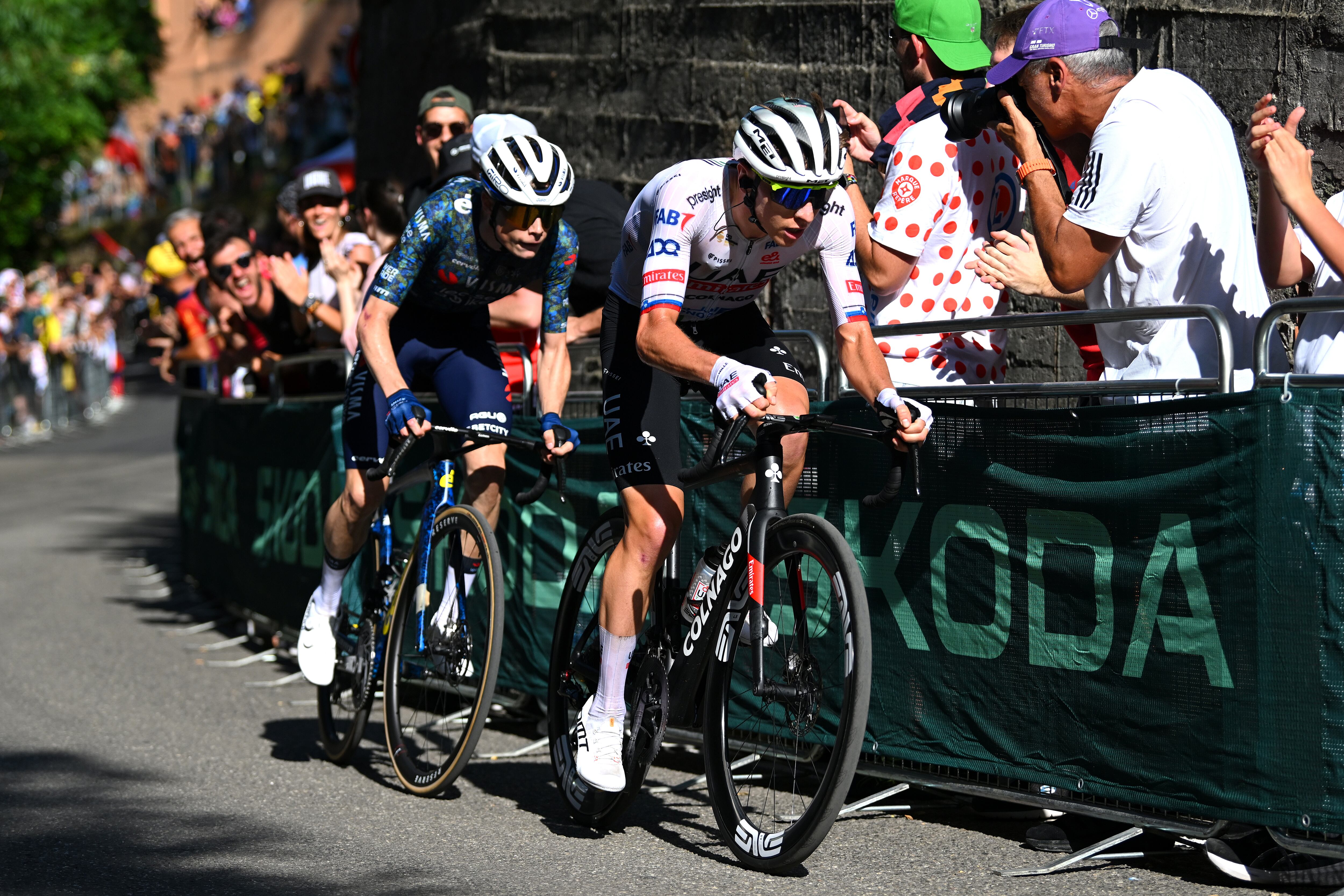 Tadej Pogacar y Jonas Vingegaard batallan en el cierre de la segunda etapa del Tour de Francia. (Photo by Dario Belingheri/Getty Images)