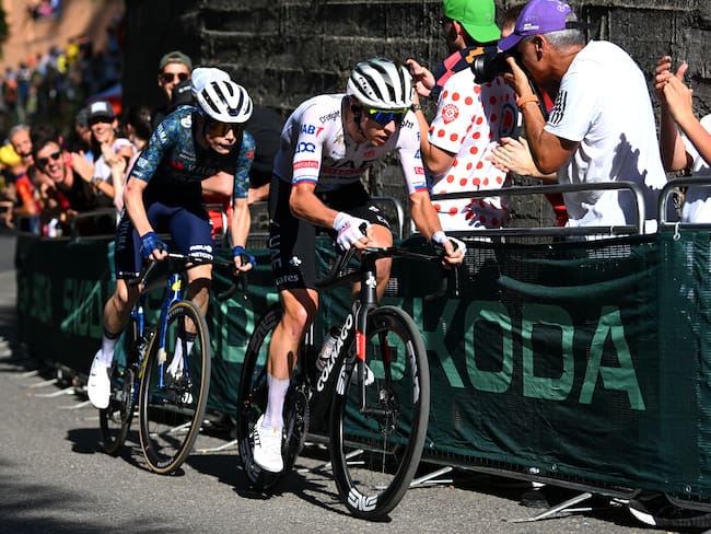 Tadej Pogacar y Jonas Vingegaard batallan en el cierre de la segunda etapa del Tour de Francia. (Photo by Dario Belingheri/Getty Images)
