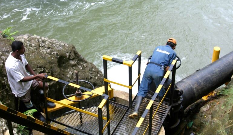 Con la fuerza de gravedad y del río encausado, se generan los kilovatios necesarios para darle electricidad a miles de personas. 