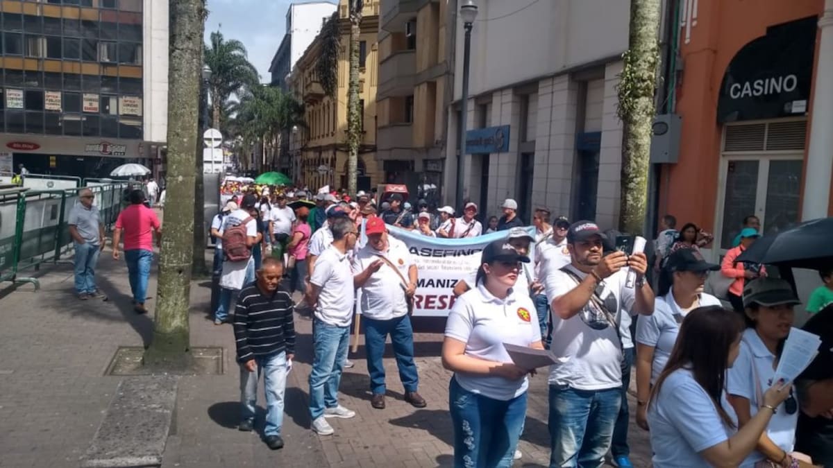 A esta hora los trabajadores de Manizales marchan sobre la carrera 23 para expresar su desacuardo con algunas propuestas del Plan Nacional de Desarrollo.  La jornada terminará en la Plaza de Bolívar con un plantón.