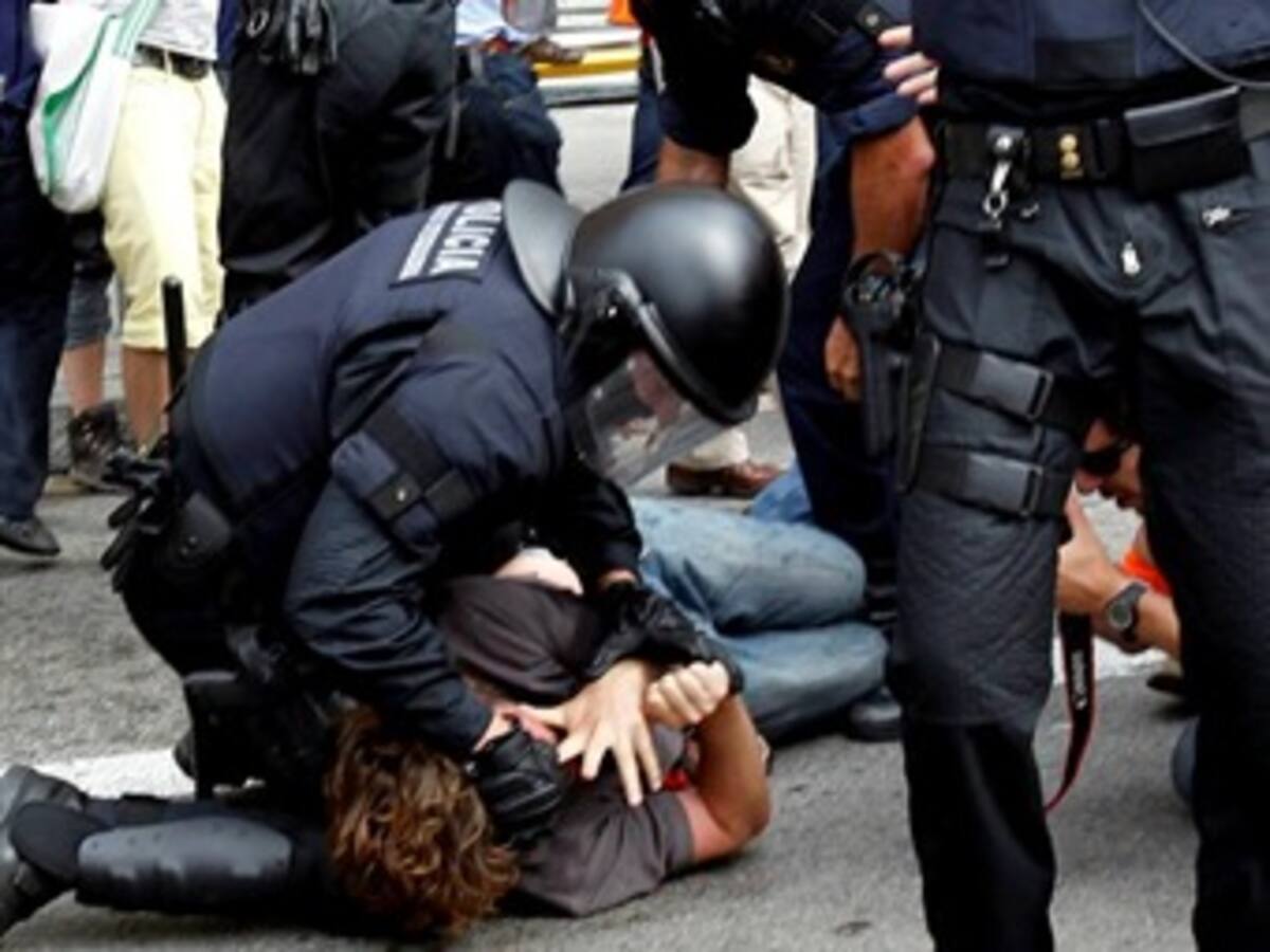 121 heridos deja represión policial que buscaba desalojar a los 'Indignados' en Barcelona