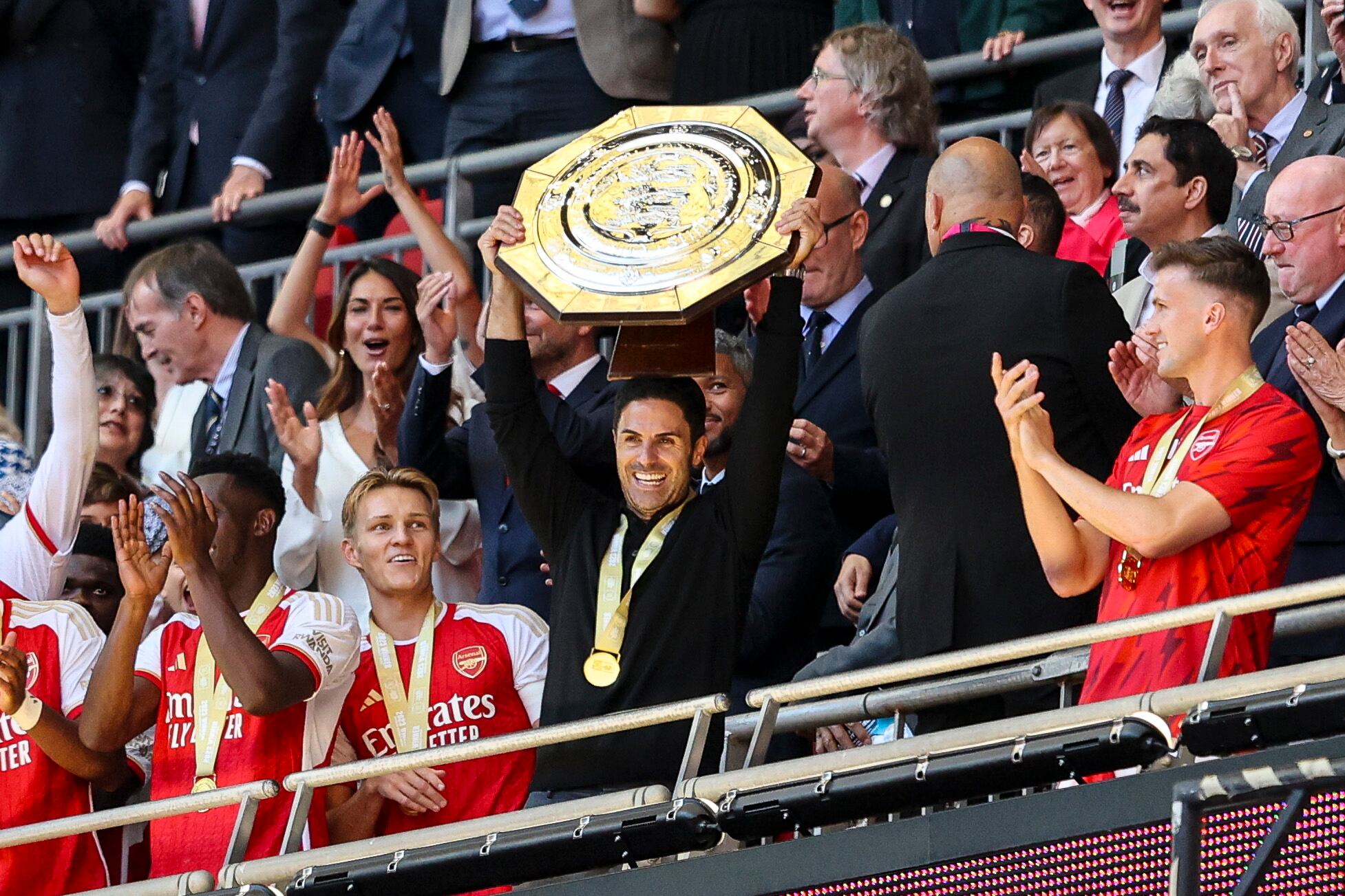 LONDON, ENGLAND - AUGUST 06: Head Coach Mikel Arteta of Arsenal with the trophy following his sides 4-1 penaty win after extra-time during The FA Community Shield match between Manchester City against Arsenal at Wembley Stadium on August 06, 2023 in London, England. (Photo by Robin Jones/Getty Images)