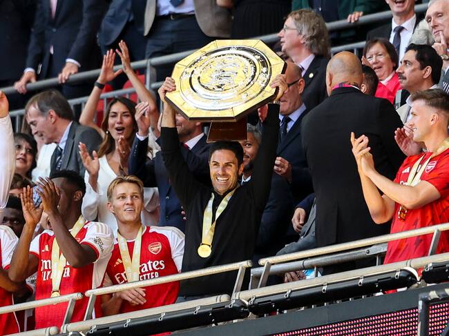 LONDON, ENGLAND - AUGUST 06: Head Coach Mikel Arteta of Arsenal with the trophy following his sides 4-1 penaty win after extra-time during The FA Community Shield match between Manchester City against Arsenal at Wembley Stadium on August 06, 2023 in London, England. (Photo by Robin Jones/Getty Images)