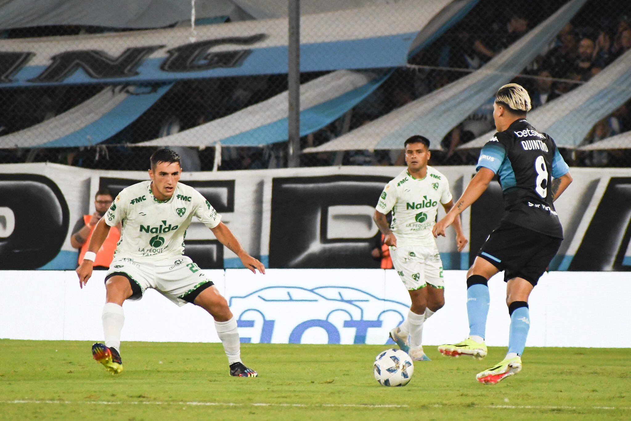 Juan Fernando Quintero en su duelo ante Sarmiento / Twitter: @CASarmientoOf.
