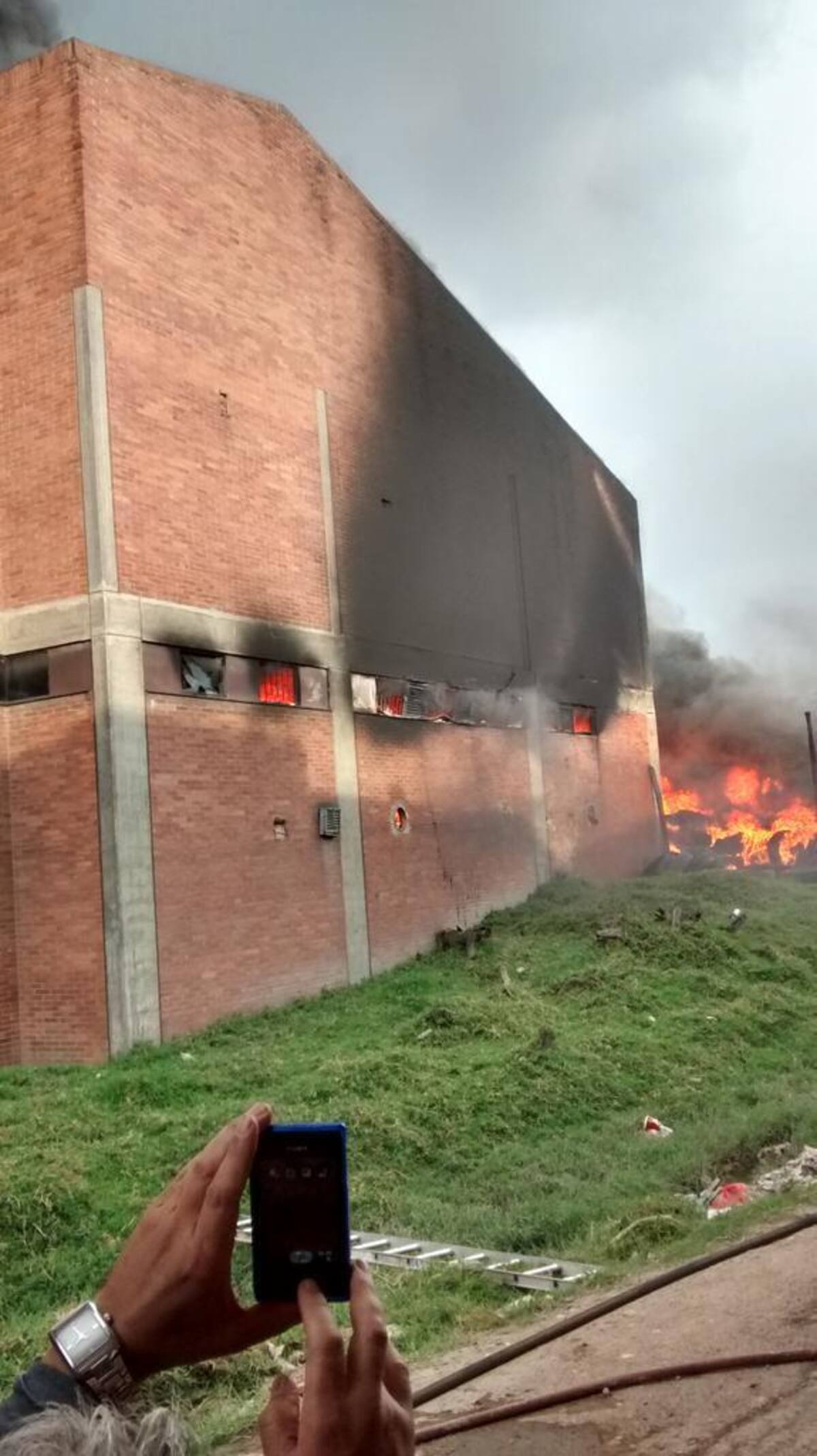 La conflagración afectó los vuelos en el aeropuerto El Dorado, por las capas de humo que se concentraron. Por fortuna no hay víctimas.