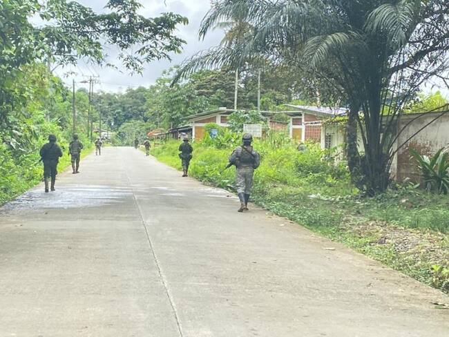 Infantes de Marina patrullando en zona rural de Buenaventura. Cortesía: Armada Nacional.