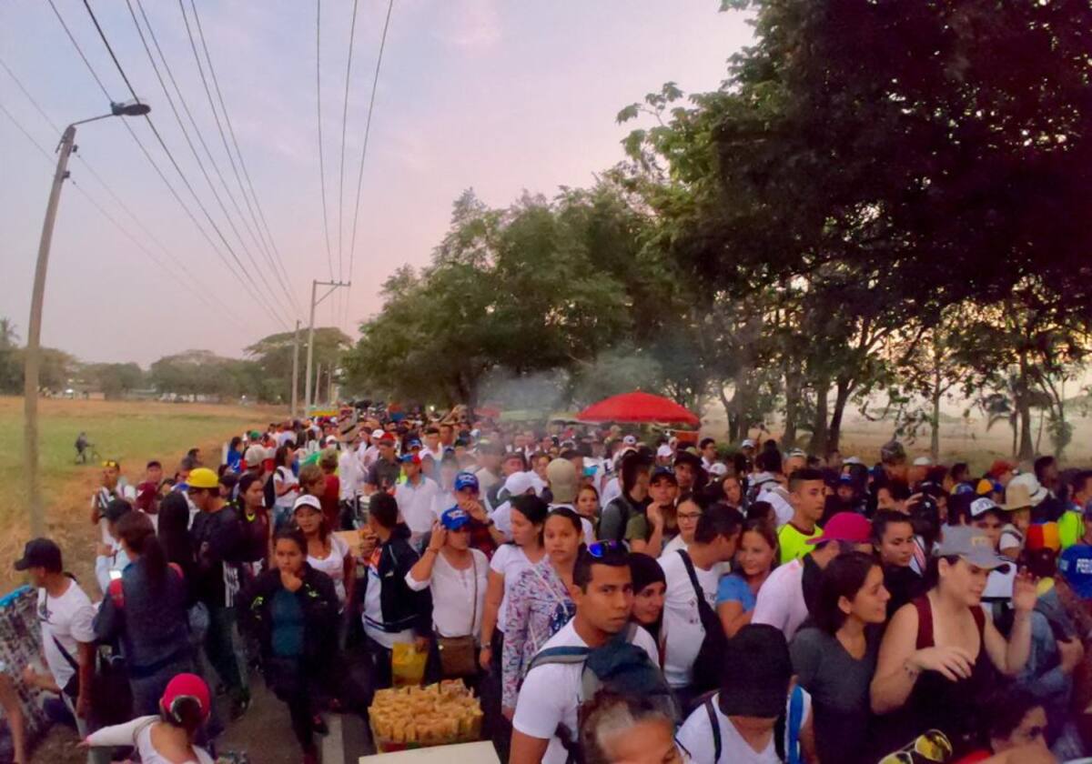 La multitud estan a  la espectativa  
