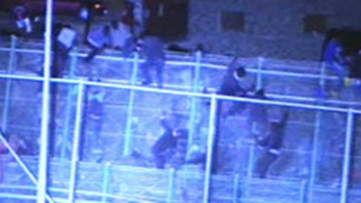 En video: en que cientos de inmigrantes saltan la valla fronteriza de España