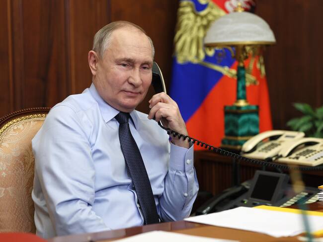 Moscow (Russian Federation), 27/12/2023.- Russian President Vladimir Putin speaks on the phone with Nikita Miroshnichenko, a boy from Kostroma region, as part of the Christmas tree of wishes nationwide charity campaign, fulfilling children's Christmas wishes, in Moscow, Russia, 27 December 2023. (Rusia, Moscú) EFE/EPA/GAVRIIL GRIGOROV / SPUTNIK / KREMLIN POOL MANDATORY CREDIT