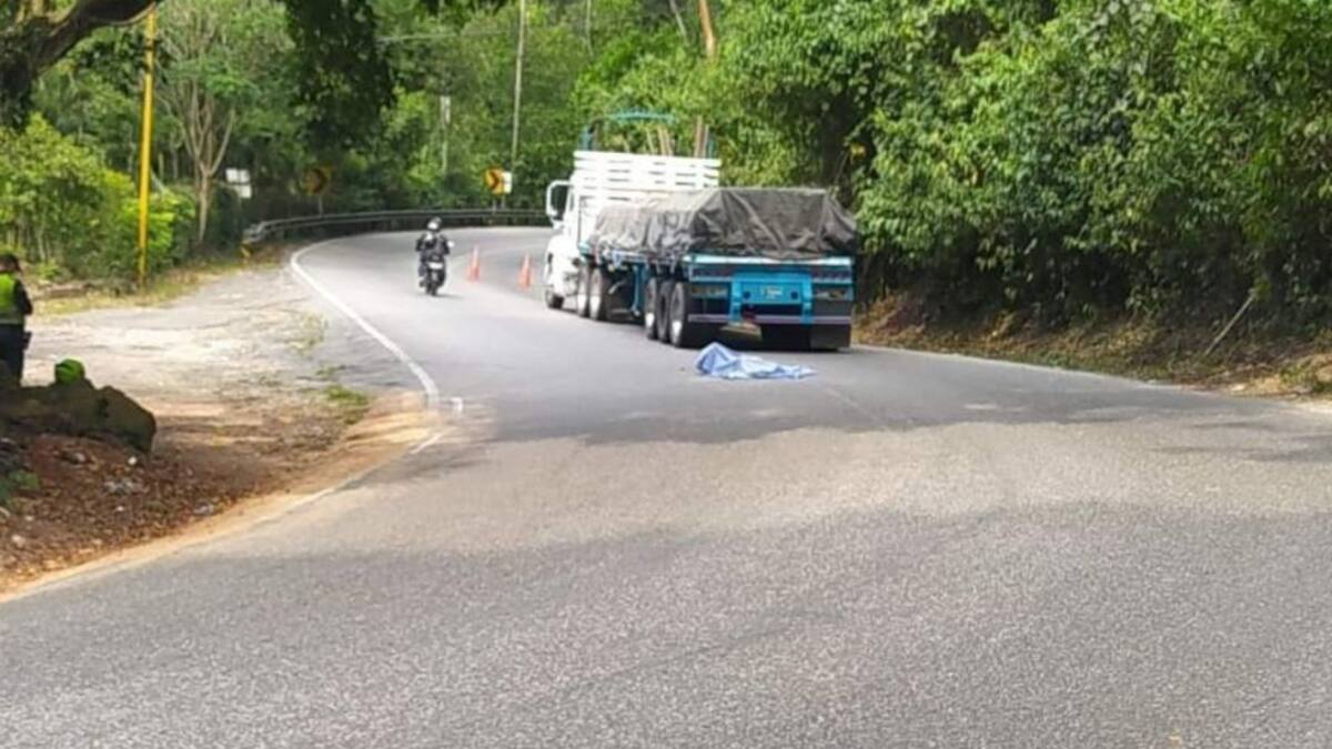 Murió hombre que viajaba en el trailer de un camión