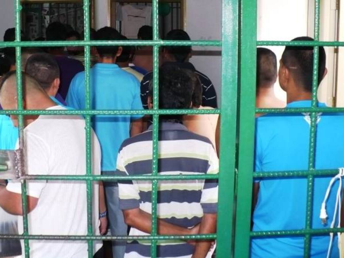 Policía dice que hacinamiento en estaciones afecta salud de los retenidos