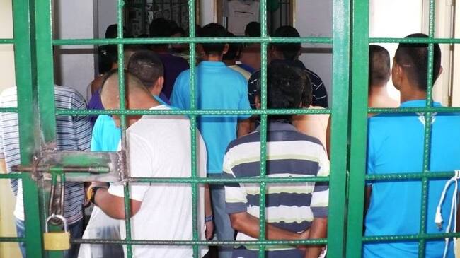 En dos salas que no deberían haber más de 20 personas retenidas hay 137.