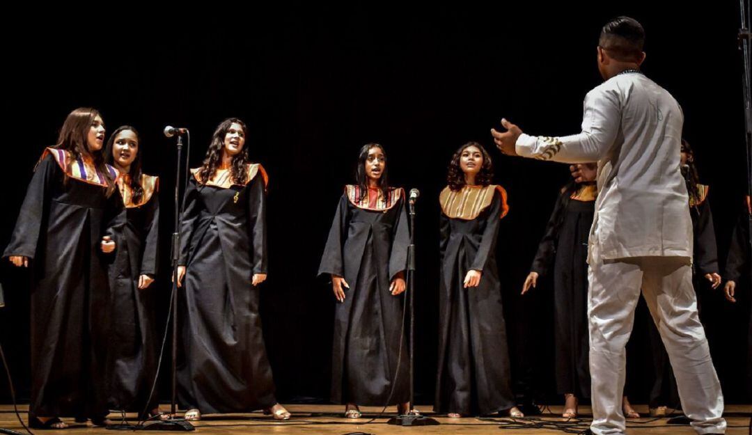 El evento tuvo lugar en el Teatro Adolfo Mejía, donde además se realizó la tradicional Masa Coral