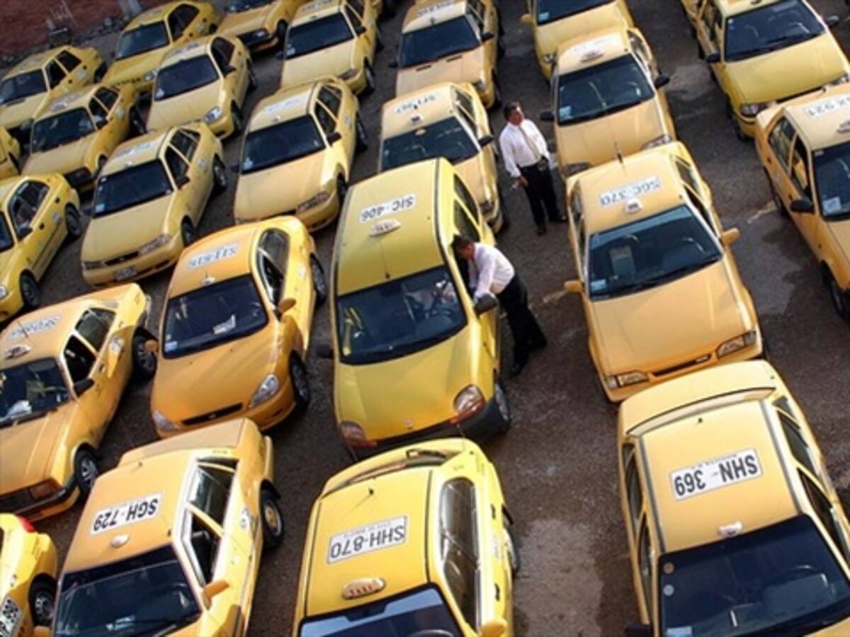 Taxistas y Gobierno llegan a acuerdo para evitar paro