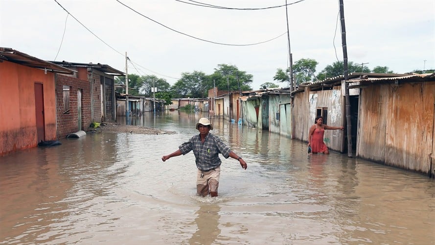 Inundaciones causadas por fuertes lluvias en Perú. Foto: Agencia EFE