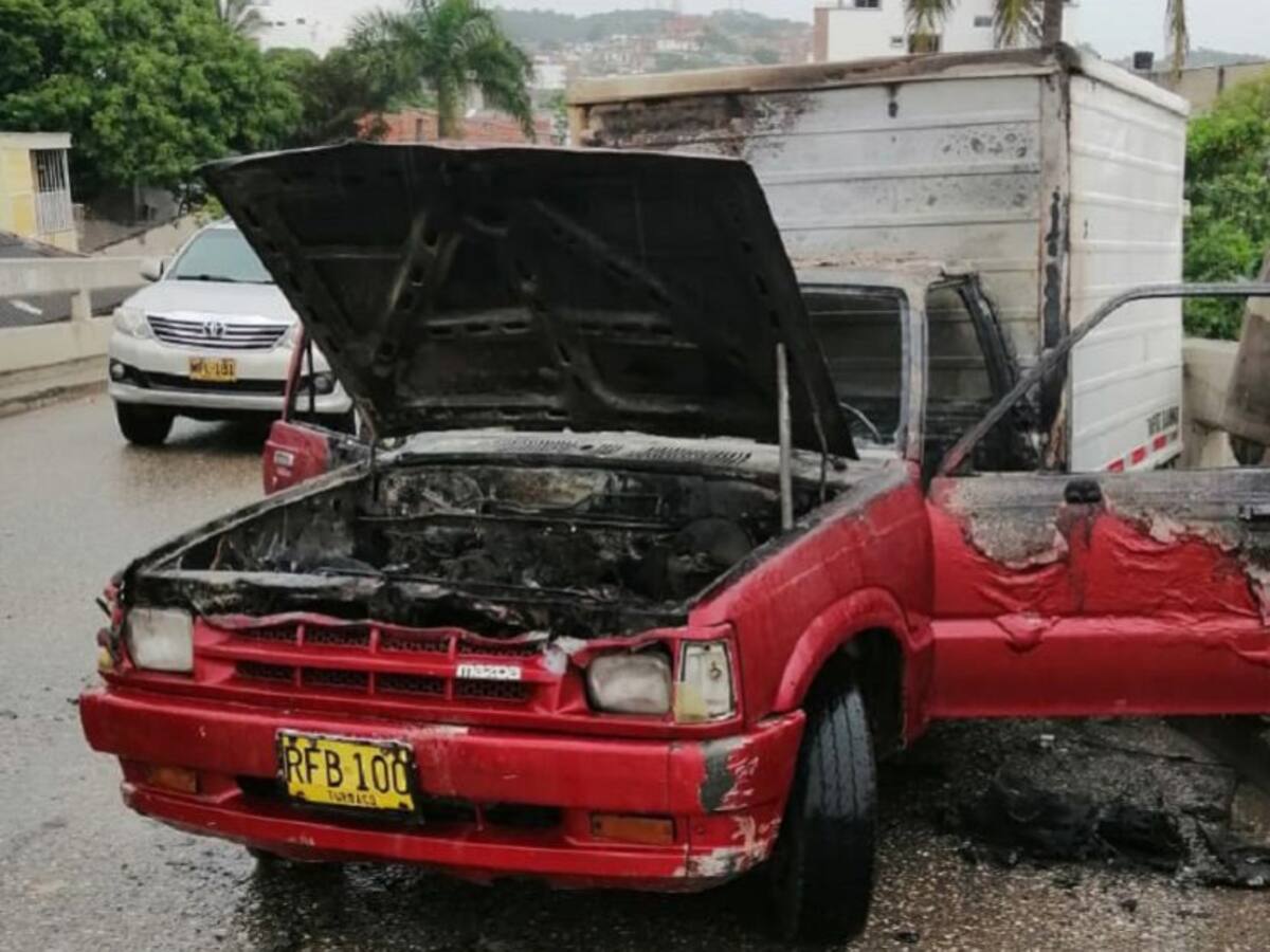 Furgón se incendió en pleno puente Romero Aguirre de Cartagena