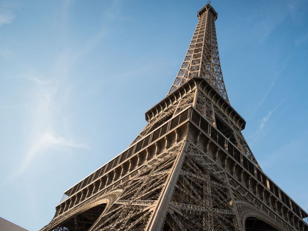 Francia emerge con cautela del aislamiento por coronavirus