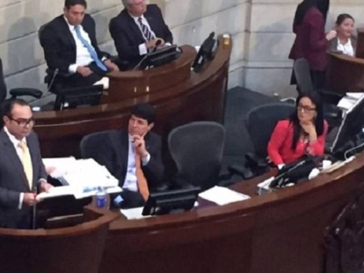 Jorge Pretelt se defiende en la plenaria del Senado