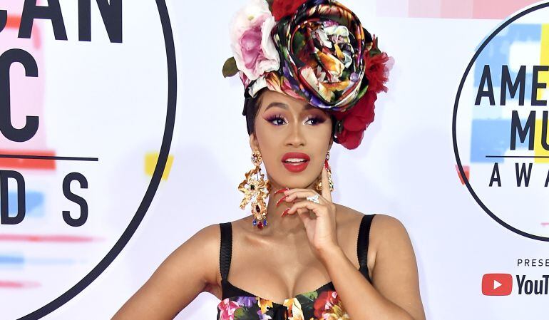 Cardi B estrena canción con fotografías completamente desnuda
