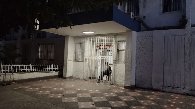 Tres sujetos armados entraron a su apartamento y le dispararon a quemarropa, acabado con su vida