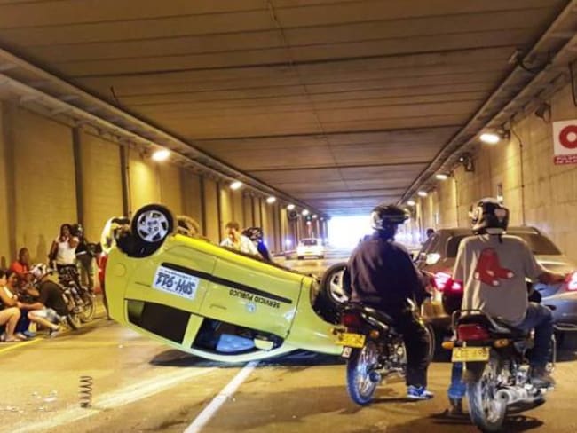 Tres personas heridas dejó volcamiento de taxi dentro del túnel de Crespo de Cartagena