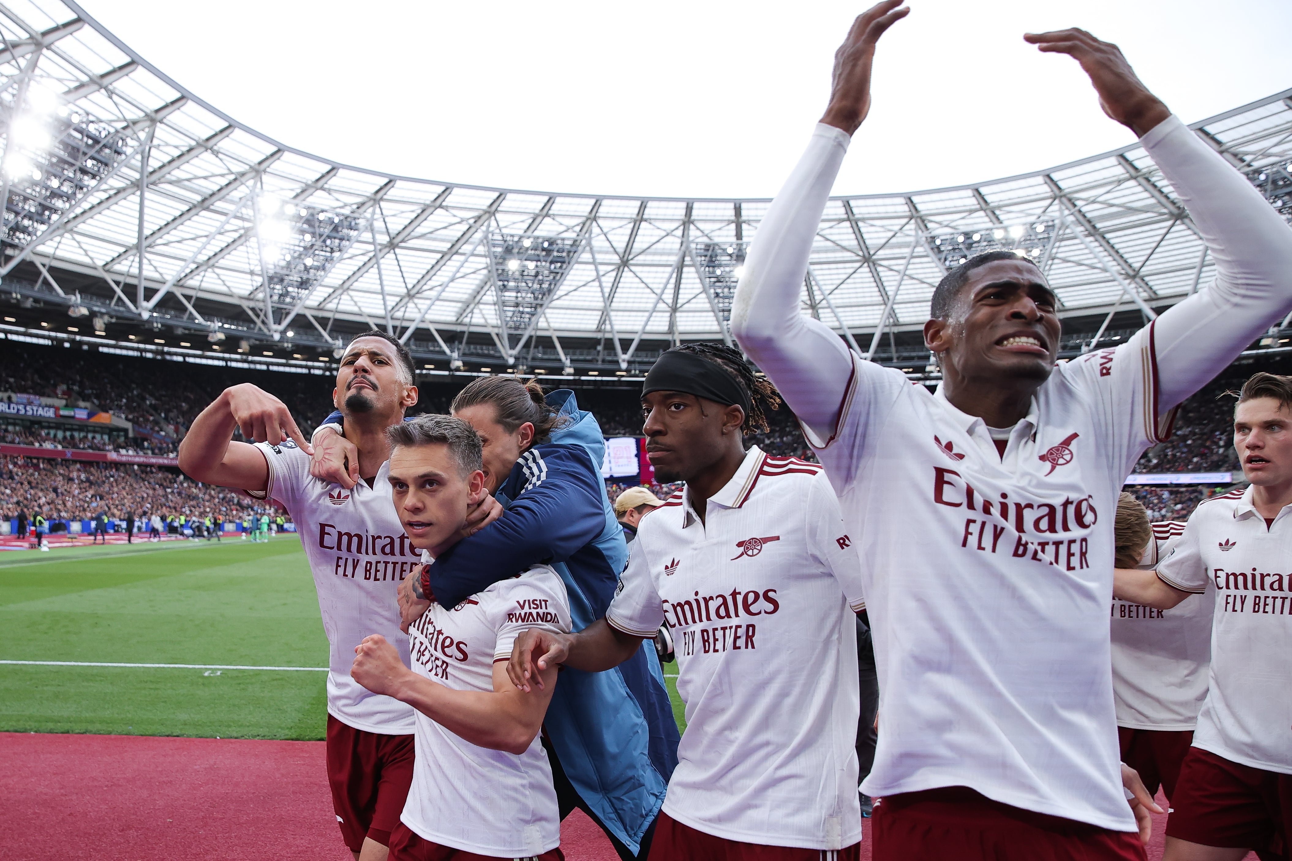 Los jugadores del Arsenal celebrar el triunfo ante el West Ham United. (Photo by James Gill - Danehouse/Getty Images)