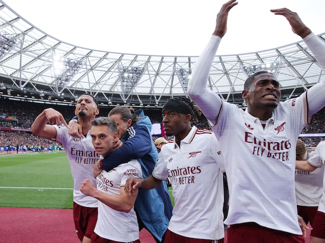 Los jugadores del Arsenal celebrar el triunfo ante el West Ham United. (Photo by James Gill - Danehouse/Getty Images)
