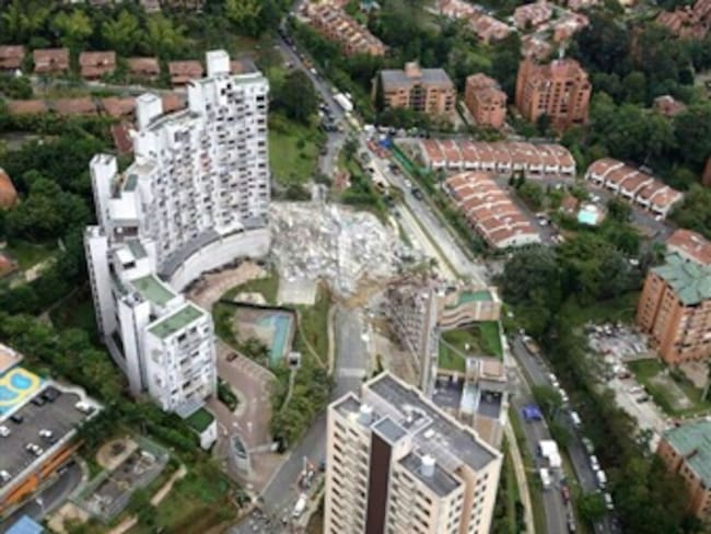 Lluvias obligan a suspensión de labores de rescate en edificio de Medellín