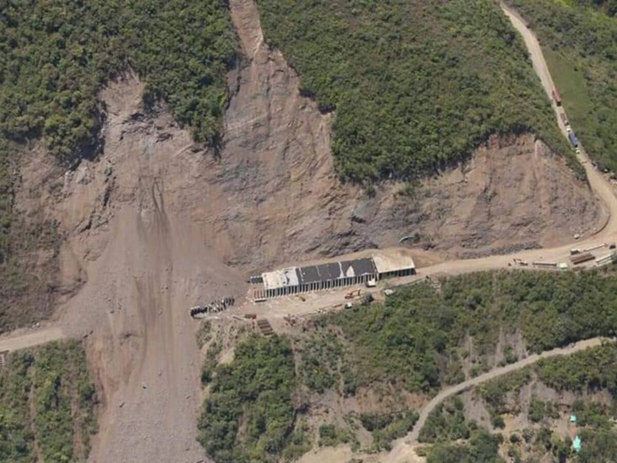 Descartan 4 posibles desaparecidos en derrumbe de Uramita