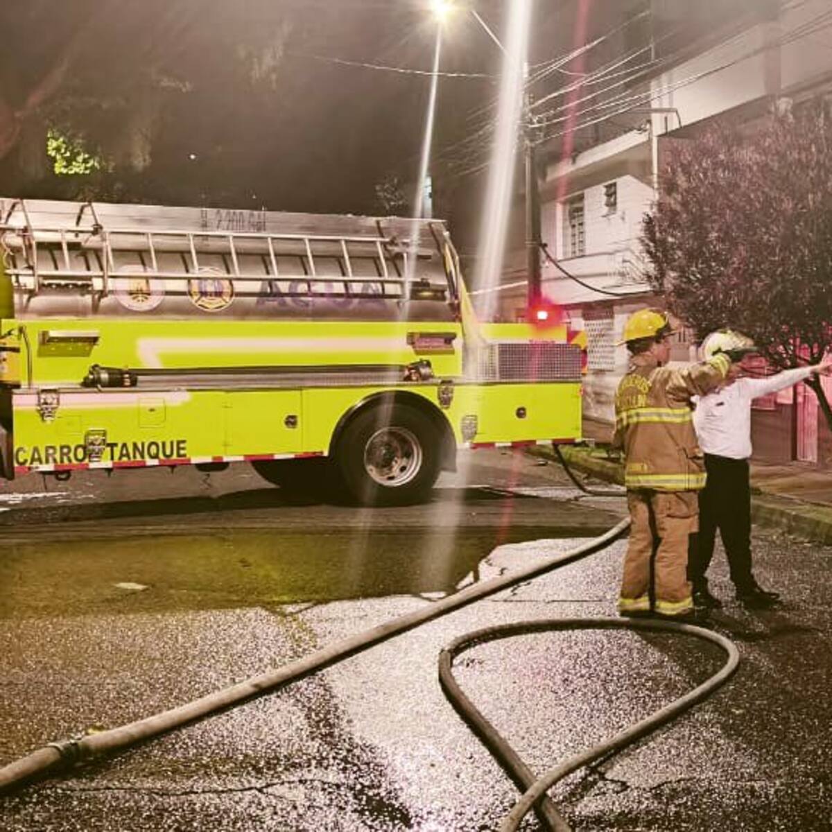Rescatan a dos adultos mayores de un incendio en Prado Centro