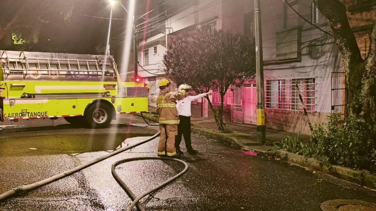 Rescatan a dos adultos mayores de un incendio en Prado Centro