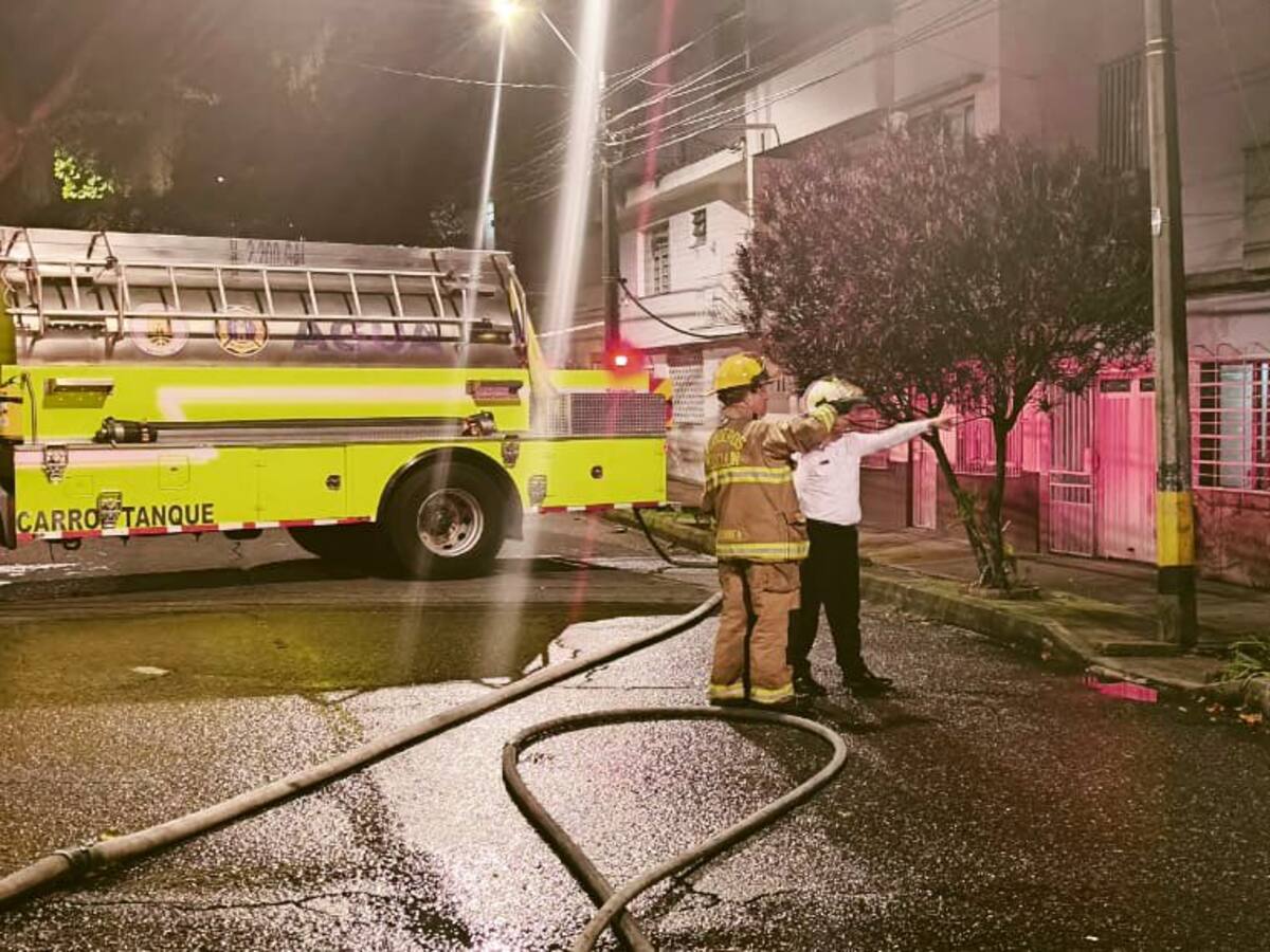 Rescatan a dos adultos mayores de un incendio en Prado Centro