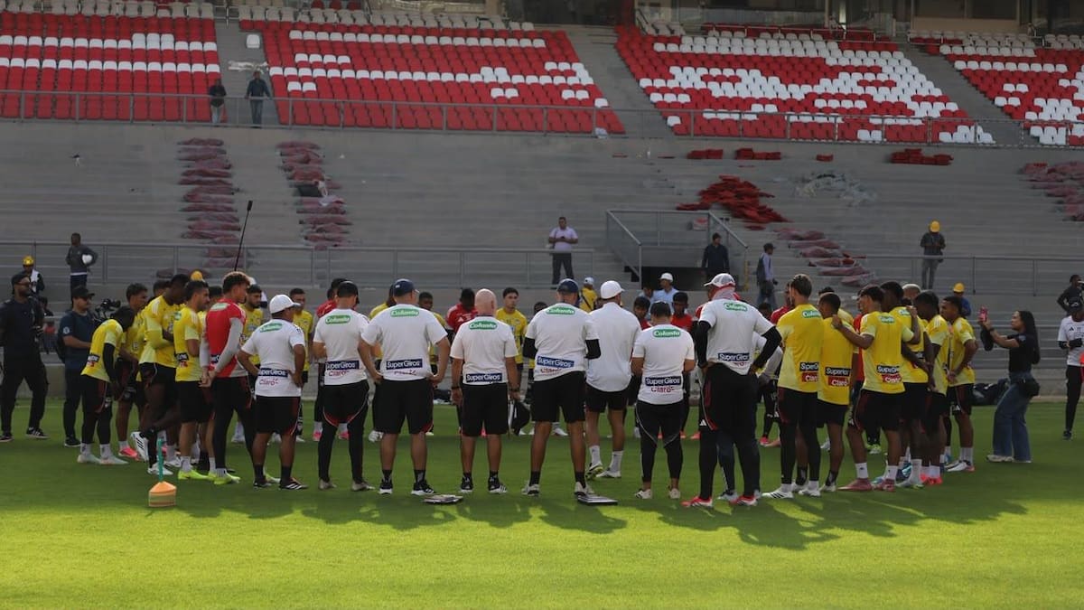 Junior regresó al Metropolitano y estrenó la nueva grama híbrida