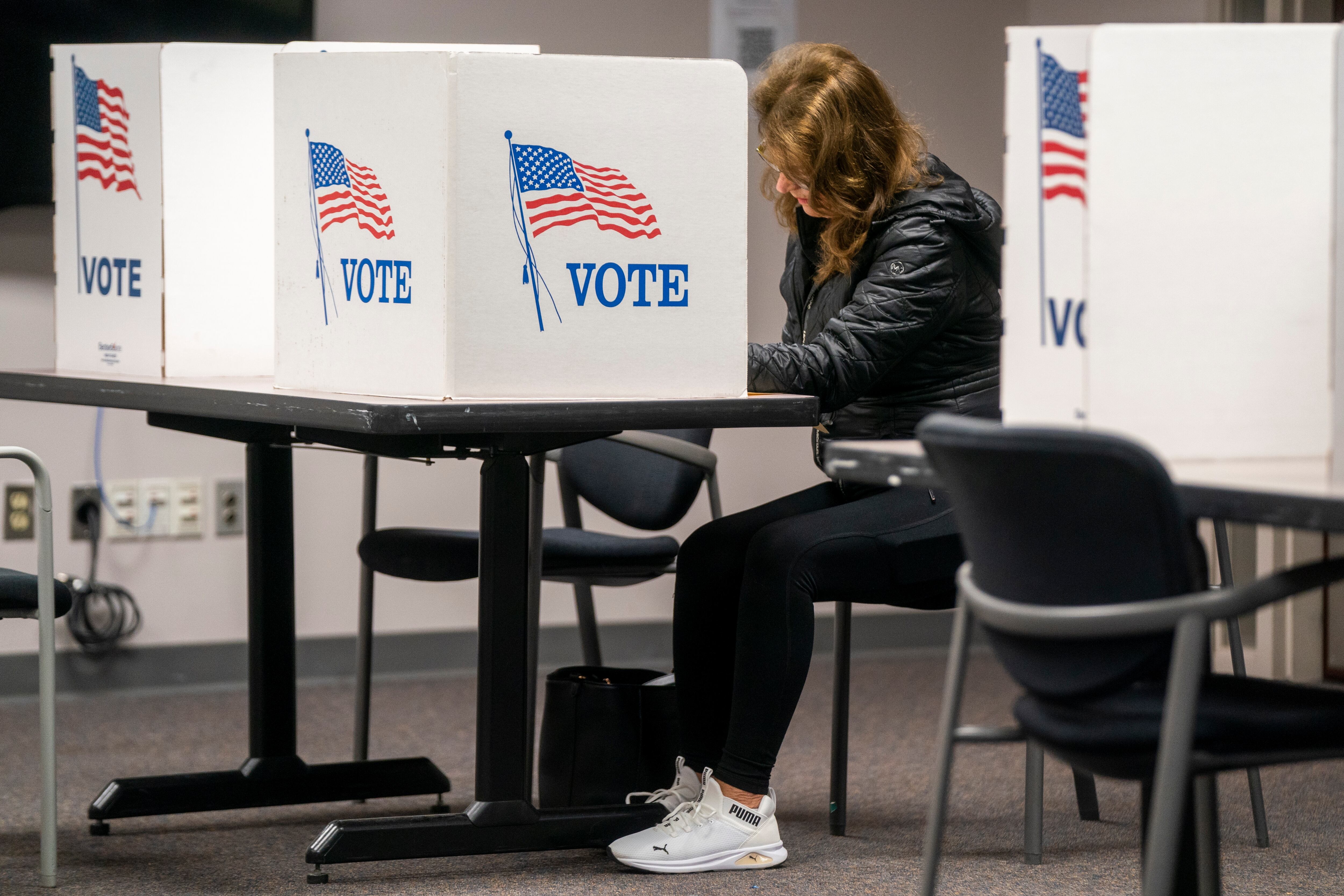 EA2720. FAIRFAX (ESTADOS UNIDOS), 12/01/2024.- Fotografía de archivo fechada el 8 de noviembre de 2022 que muestra a una mujer mientras llena su boleta electoral para las Elecciones de mitad de período en Estados Unidos, en el lugar de votación del Centro de Gobierno del Condado de Fairfax en Fairfax, Virginia (EE.UU.). Estados Unidos está convocado a las urnas para elegir presidente en poco menos de 10 meses, el 5 de noviembre, pero las votaciones para seleccionarlo empiezan el próximo lunes con las elecciones primarias o caucus (un tipo de asambleas) de Iowa. Desde ese momento y hasta principios de junio, cada uno de los 50 estados y territorios de Estados Unidos van convocando elecciones primarias casi semanalmente para elegir al candidato. EFE/ Shawn Thew ARCHIVO