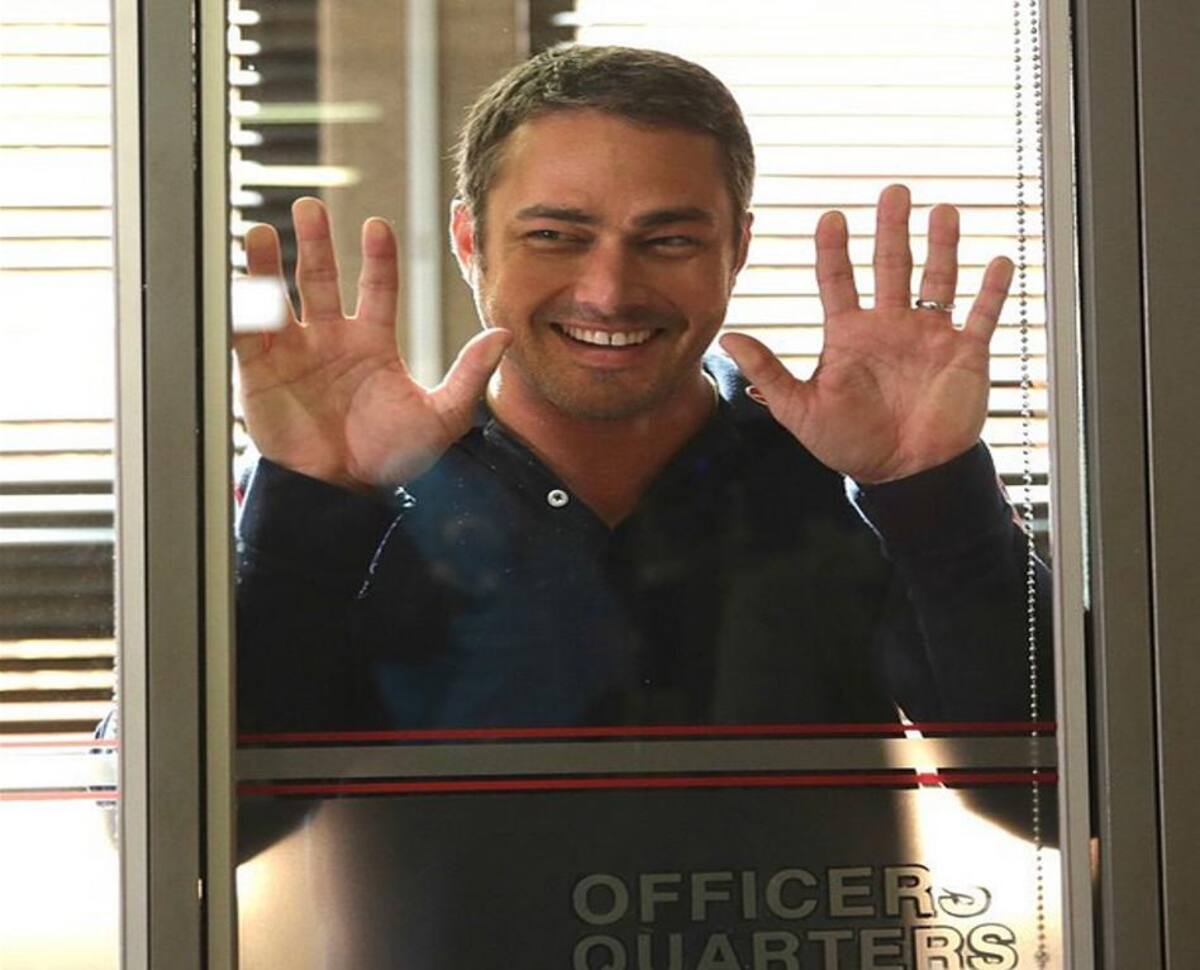 A través de su cuenta de Instagram @TaylorKinney11, Kinney comparte momentos al lado de la cantante y muestra imágenes de su trabajo como actor y modelo.