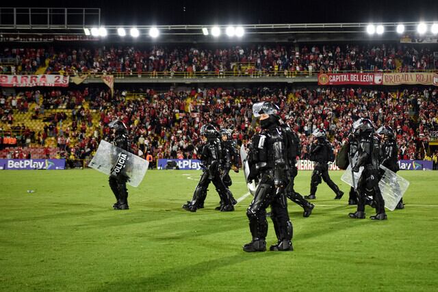 Agentes del UNDMO en medio de enfrentamientos de hinchas de Santa Fe y América de Cali en El Campín. Foto: (Colprensa - Cristian Bayona).