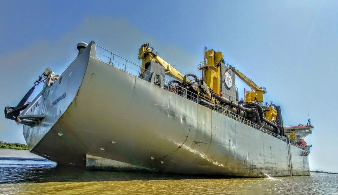 La draga belga que comenzó trabajos en el canal de acceso al puerto de Barranquilla.